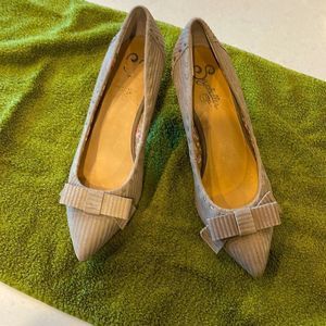 SEYCHELLES women’s shoes 2.5 inch heel bow on the front size 8 excellent shape.